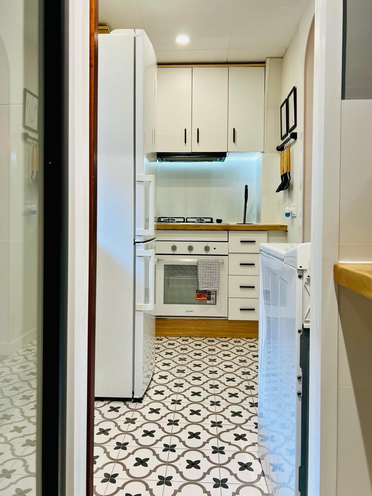 reforma de cocina con península en Ferrol por Galihogar