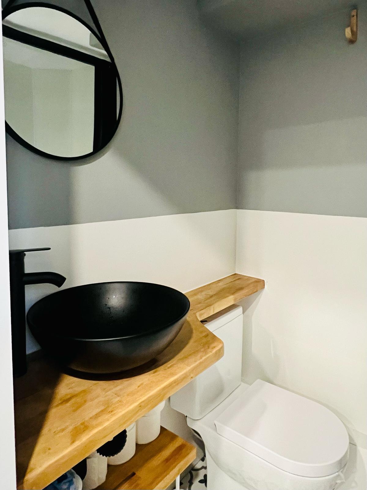 reforma de baño con lavabo negro en Ferrol